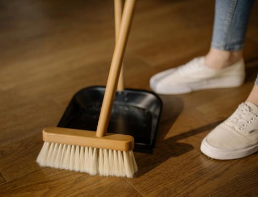 5 Astuces Essentielles pour Garder Votre Chambre Propre et Organisée