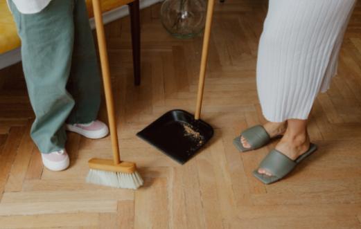 Astuces simples de nettoyage de chambre pour les propriétaires occupés